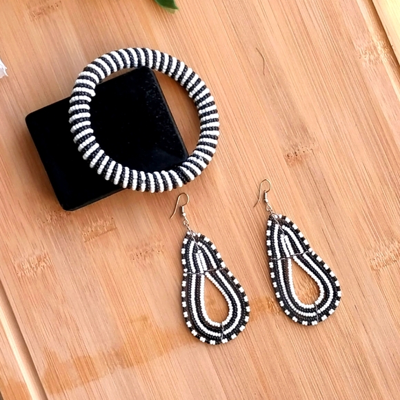 2PC Beautiful Kenyan Maasai Beaded Bracelet and Earrings Set - Picture 11 of 12